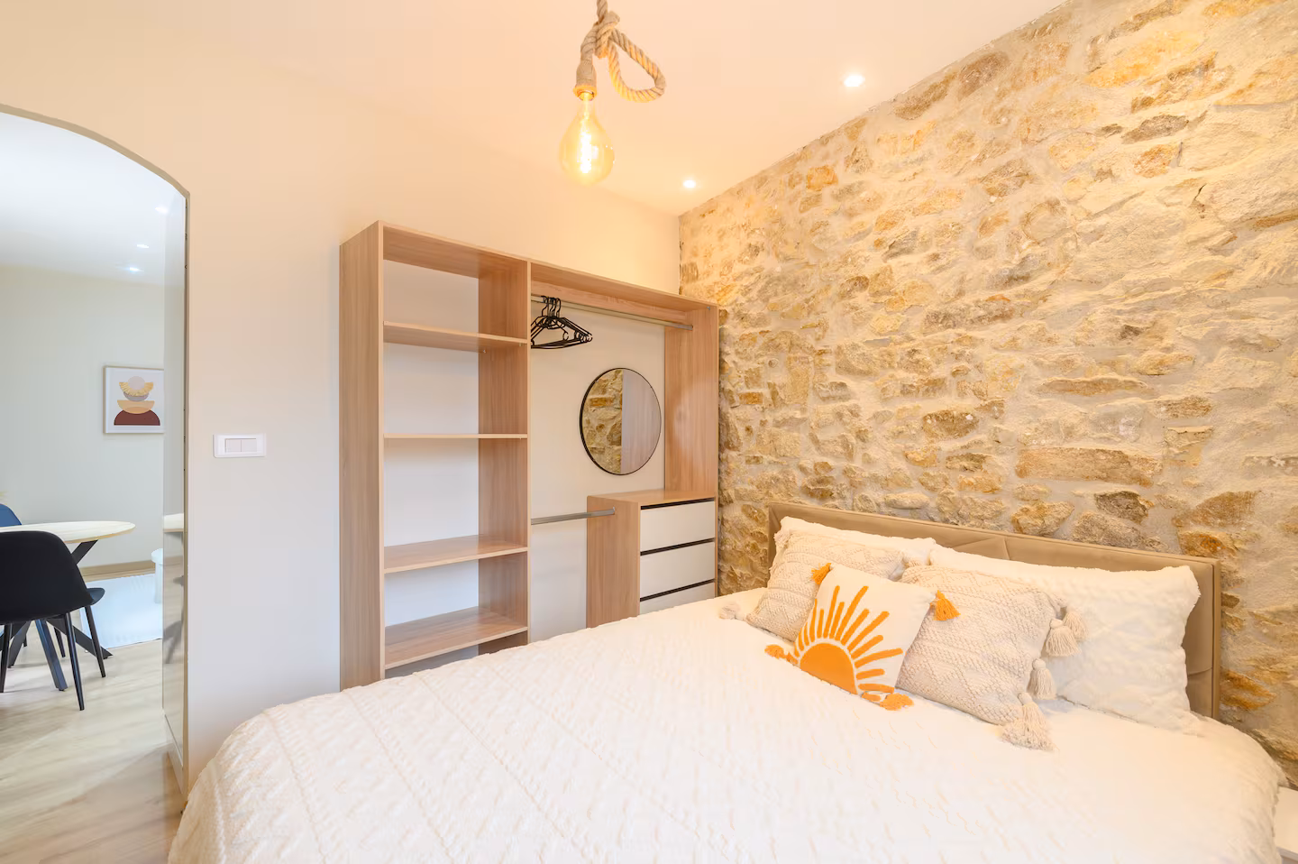 Appartement T2 location La Roche-sur-Yon : chambre et dressing face aux pierres dorées