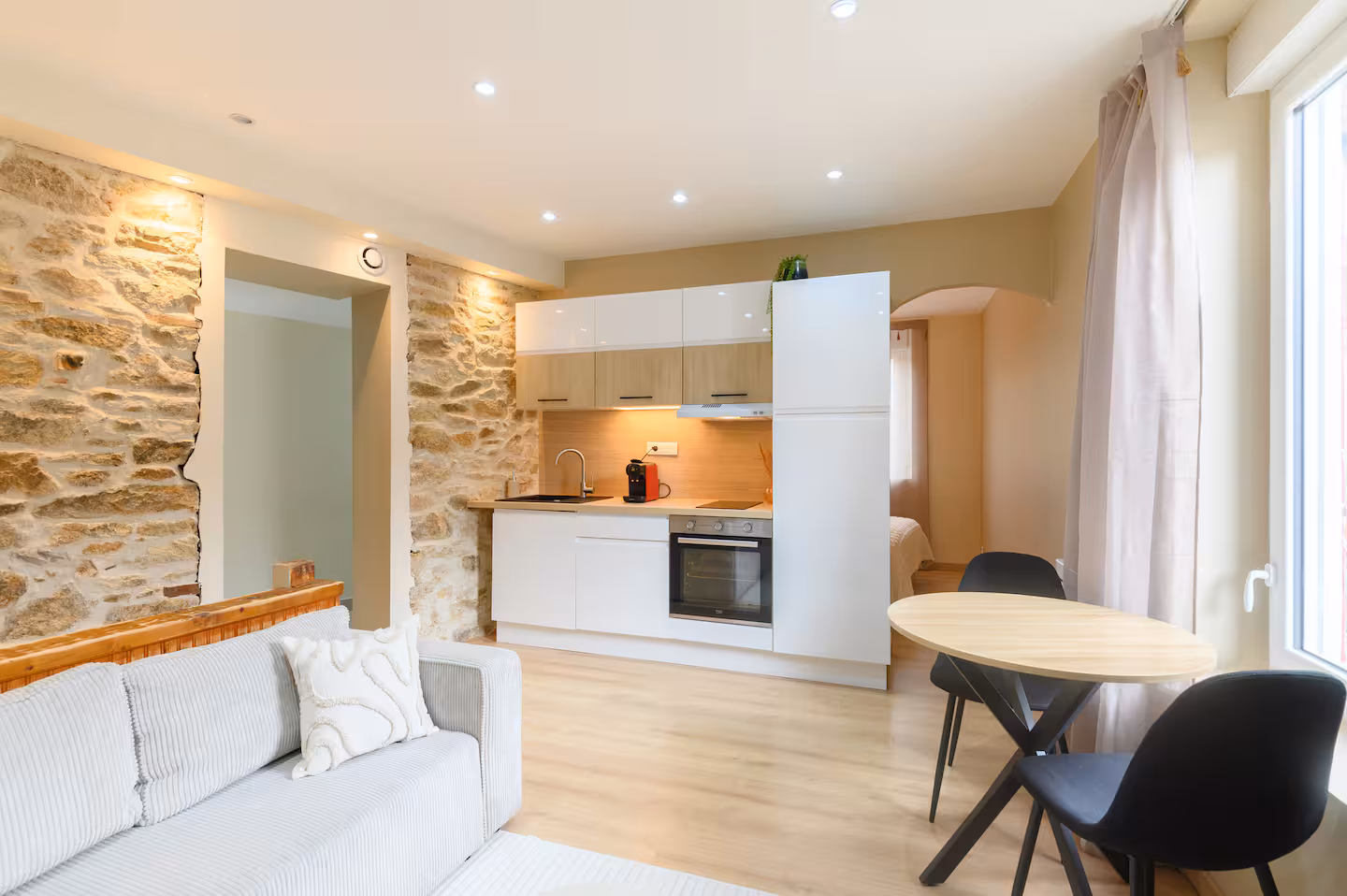 Salon lumineux et cuisine entièrement équipée de l'appartement Les Pierres Dorées