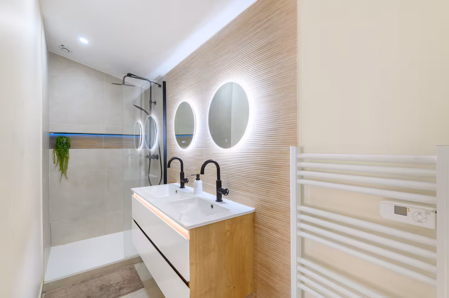 Salle d'eau moderne — meublé à La Roche-sur-Yon