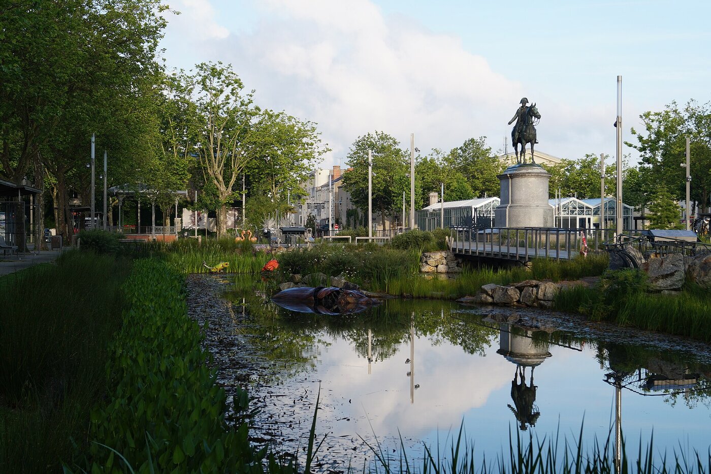 Place Napoléon à La Roche-sur-Yon : statue équestre, plan d'eau et animaux mécaniques