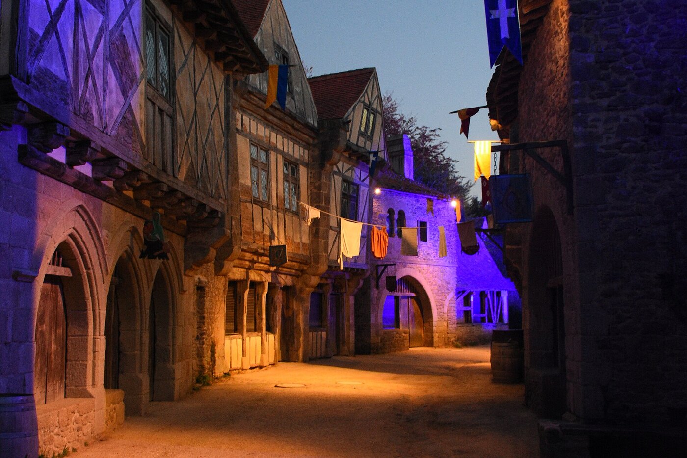 Cité médiévale du Puy du Fou illuminée au crépuscule