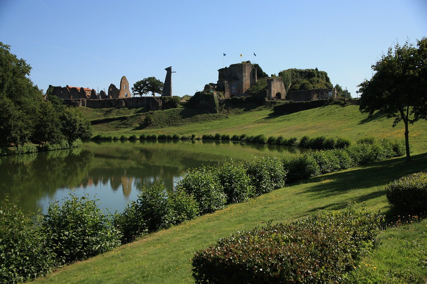 Ruines du Château de Tiffauges vues depuis l'étang, Vendée